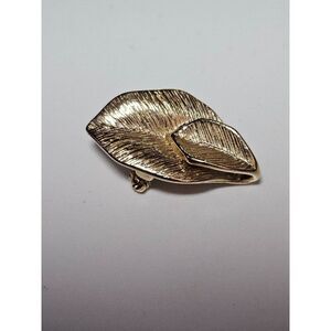 Vintage gold tone Amway brooch